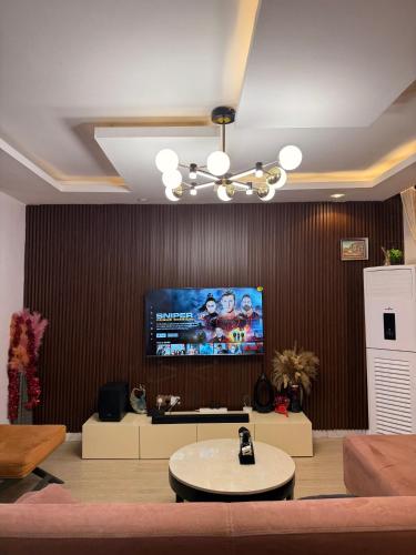 EgganにあるCOZY 2 BEDROOM APARTMENTS FOR SHORT STAY iのソファと薄型テレビのあるリビングルーム