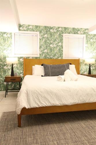 a bedroom with a large bed and two windows at Lincoln Park Place Capitol Hill with Parking in Washington, D.C.