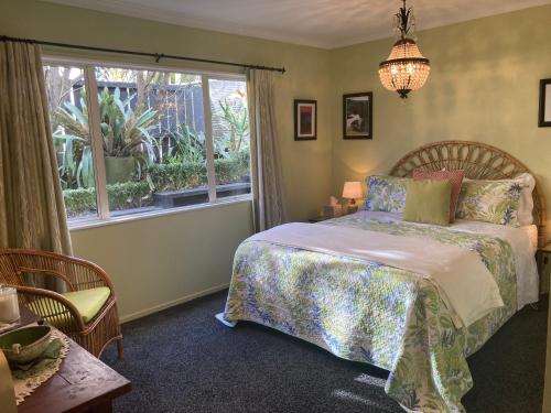 Postel nebo postele na pokoji v ubytování Orakei Oasis Private Suite