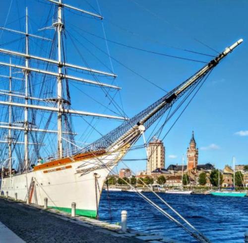 een hoog schip aangemeerd op een dok in het water bij L'Odyssée au centre-ville in Duinkerke