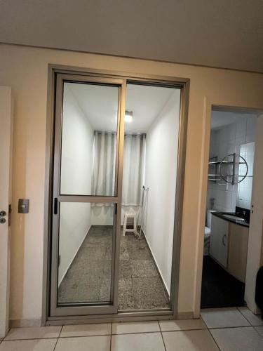 ベロオリゾンテにあるRaja Flatのキッチン付きの客室内のガラスの引き戸