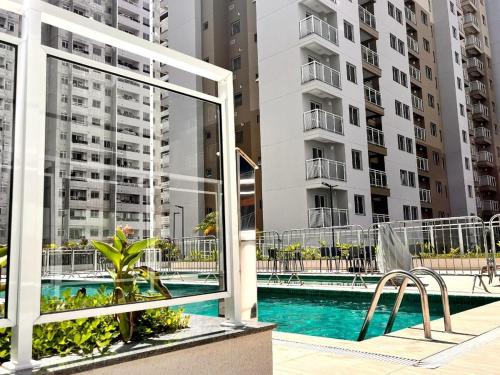 Het zwembad bij of vlak bij Apartamento de 2 quartos, com piscina e há 10 km de copacabana