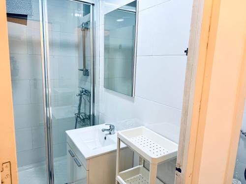 a bathroom with a sink and a shower at Dream Apartment Céntrico in Tarragona