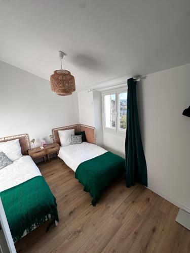 une chambre avec deux lits et une fenêtre dans l'établissement Cosy cottage by Alice Maison de village provençal, à Fuveau