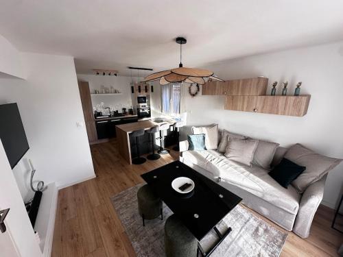 un salon avec un canapé et une table dans l'établissement Cosy cottage by Alice Maison de village provençal, à Fuveau