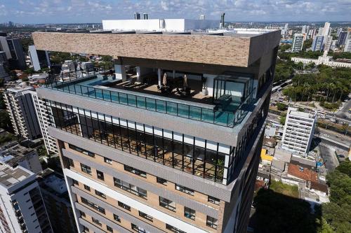 an overhead view of a building in a city at Loft Alto Padrão Um Quarto in Recife