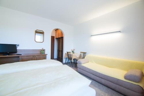 Una habitación de hotel con dos camas y un televisor. en Gasthof Dickinger, en Bad Wimsbach-Neydharting