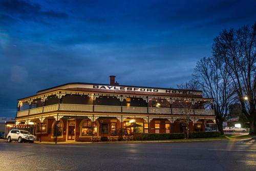 戴尔斯福特Daylesford Hotel的一座有标牌的建筑,上面写着飞机场酒店