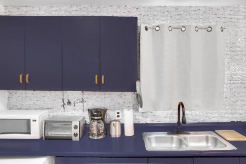 Кухня или мини-кухня в Entire Suite near YQM, NBCC, Champlain mall and Moncton Hospital
