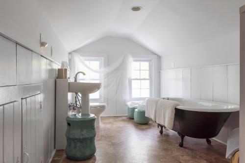 ソーガティズにあるChic Farmhouse Woodstock Saugerties Skiing HITSのバスタブと洗面台のあるバスルーム