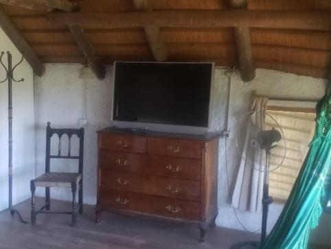 a tv sitting on top of a dresser with a chair at QinLing en playa hermosa y playa verde in Playa Hermosa