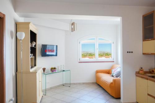 Televisyen dan/atau pusat hiburan di Iside Apartment - piscina - vista mare
