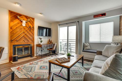 TV/trung tâm giải trí tại 4 Mi to Dtwn Gatlinburg Condo with Pool Access