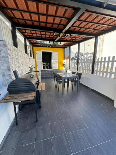 an outdoor patio with a table and chairs at Moradia aconchegante in Póvoa de Santa Iria