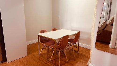 a dining room table and chairs in a room at Apto no Centro, com Ar Condicionado e Lava e Seca in Cascavel