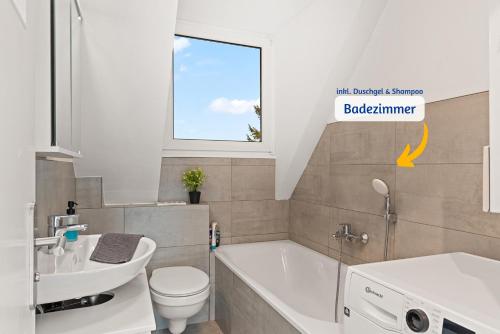 ノイシュタット・アン・デア・ヴァインシュトラーセにあるBRAVURA - modern - bis zu 6 - Nähe Hambacher Schlossの浴槽、トイレ、洗面台を備えたバスルーム