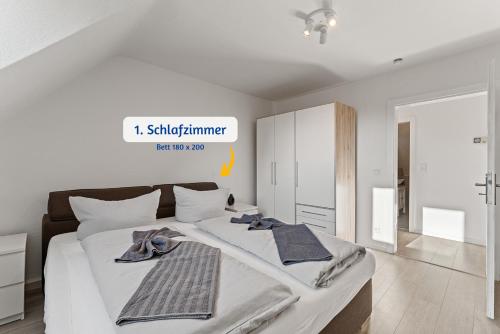 ノイシュタット・アン・デア・ヴァインシュトラーセにあるBRAVURA - modern - bis zu 6 - Nähe Hambacher Schlossのタオルが敷かれた大きなベッドのある寝室