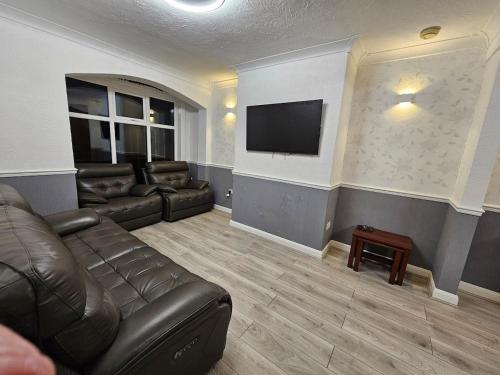 Μια τηλεόραση ή/και κέντρο ψυχαγωγίας στο Fully furnished entire house with free parking