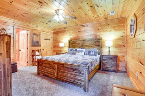 Postel nebo postele na pokoji v ubytování 2-Tier Deck and Hot Tub Quiet Sevierville Cabin