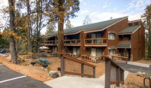 Gallery image of Treetop Condo in Yosemite-Sleeps 6-Balcony in Yosemite West