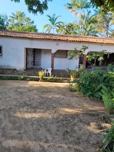 a house with a courtyard in front of it at Paraíso de Deus in Colares