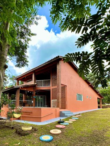 a building with several frisbees in front of it at Casa para relaxar em Chapada dos Guimarães in Chapada dos Guimarães