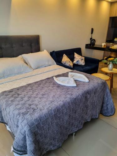 a bed with a hat on top of it at Dpto de Lujo - Vista - Piscina - CoWork en Equipe in El Pary