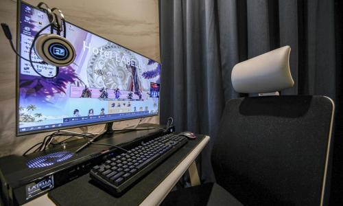 a desk with a computer monitor and a keyboard at Daegu Dongseongro Hotel Labella in Daegu