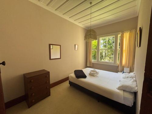 Postel nebo postele na pokoji v ubytování Kowhai Cottage