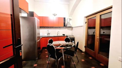 Η κουζίνα ή μικρή κουζίνα στο Ada Old Town 6