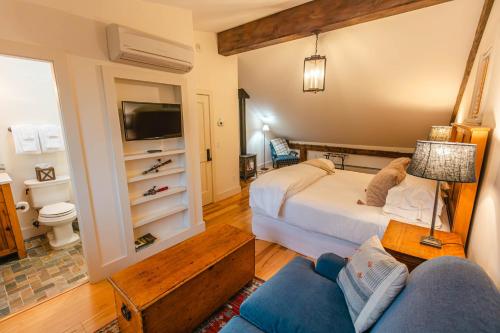 a hotel room with two beds and a couch at Hill Farm Inn - Manchester in Sunderland
