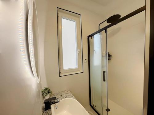 une salle de bain avec un lavabo et une douche en verre dans l'établissement Chic Cosy Calm - Monparnasse, à Paris