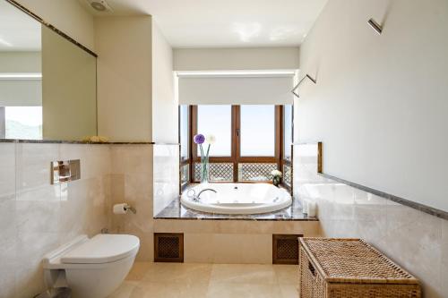 Ένα μπάνιο στο Luxury Modern 5BR Villa - Infinity pool & Panoramic sea views