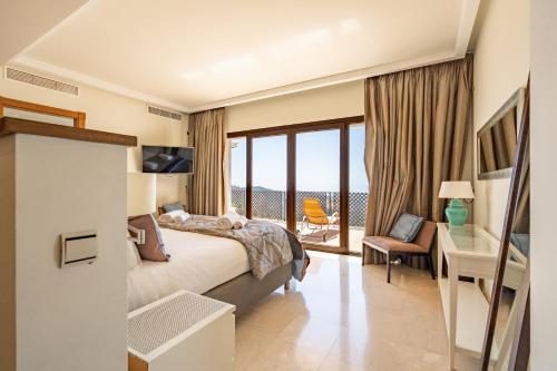 Ένα ή περισσότερα κρεβάτια σε δωμάτιο στο Luxury Modern 5BR Villa - Infinity pool & Panoramic sea views