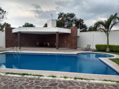 Bazén v ubytování Casa Mision Comoda casa en fraccionamiento con alberca Facturamos nebo v jeho okolí