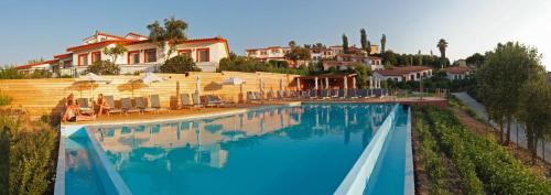 Bazén v ubytování Belvedere Aeolis Hotel nebo v jeho okolí