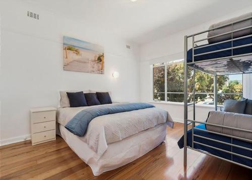 Кровать или кровати в номере Boneo Beach Shack renovated and affordable