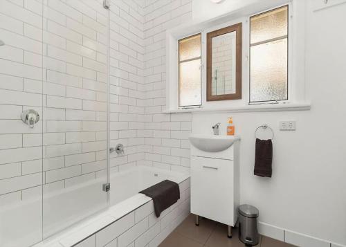 Ванная комната в Boneo Beach Shack renovated and affordable