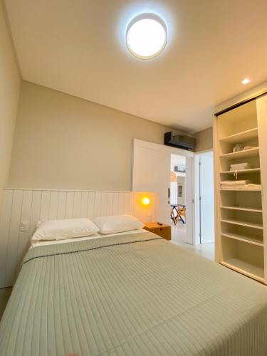 a bedroom with a large bed and a closet at Conforto e modernidade na praia 400m - mar in Porto Belo