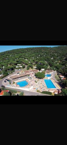 - une vue aérienne sur un complexe avec 3 piscines dans l'établissement Saint tropez, Gassin , Mobil Home luxe chez Josy, à Gassin