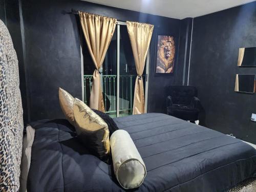 a bedroom with a bed and a window at SUITES LIVE Toluca in Toluca