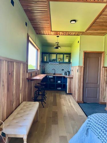 a kitchen with a bench and a table in a room at Panguipulli Bella Vista in Panguipulli