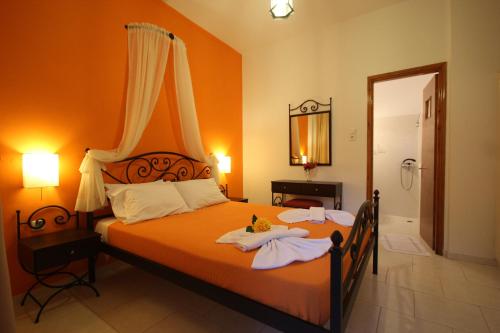 ein Schlafzimmer mit einem Bett mit zwei Handtüchern darauf in der Unterkunft Panorama Rooms in Kamarai