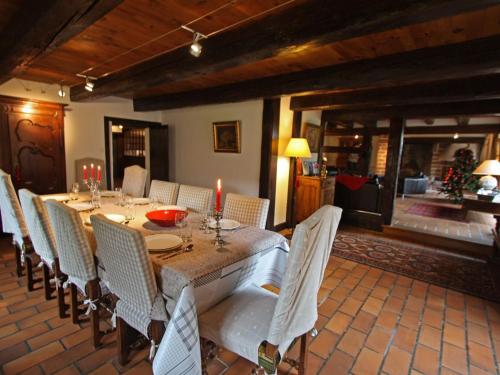 une salle à manger avec une table, des chaises et des bougies dans l'établissement Superbe Ferme Rénovée avec Cheminée, Wifi, et Jeux Extérieurs près de Gérardmer et Épinal - FR-1-589-28, à Belmont-sur-Buttant