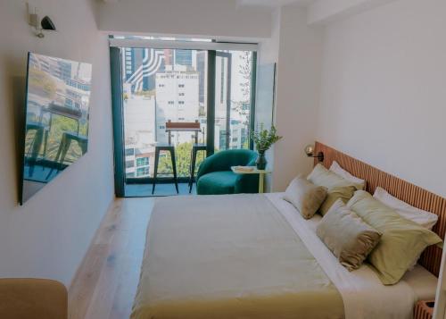 Кровать или кровати в номере Loft -Skyline view- Rooftop pool, gym, bbq & more