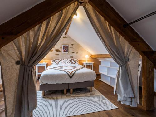 - une chambre mansardée avec un lit à baldaquin dans l'établissement Gîte familial avec piscine chauffée à Legé - FR-1-306-1296, à Legé