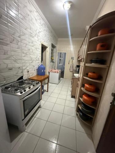 Dapur atau dapur kecil di Quarto com banheiro privativo