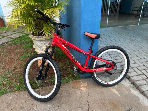 a red bike is leaning against a blue wall at Recanto Luna in Foz do Iguaçu