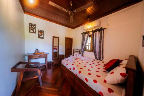 Postel nebo postele na pokoji v ubytování Inpan's beach resort Batticaloa