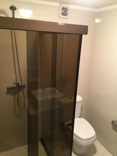 a bathroom with a toilet and a glass shower stall at Cerca de la Embajada de EEUU in La Paz